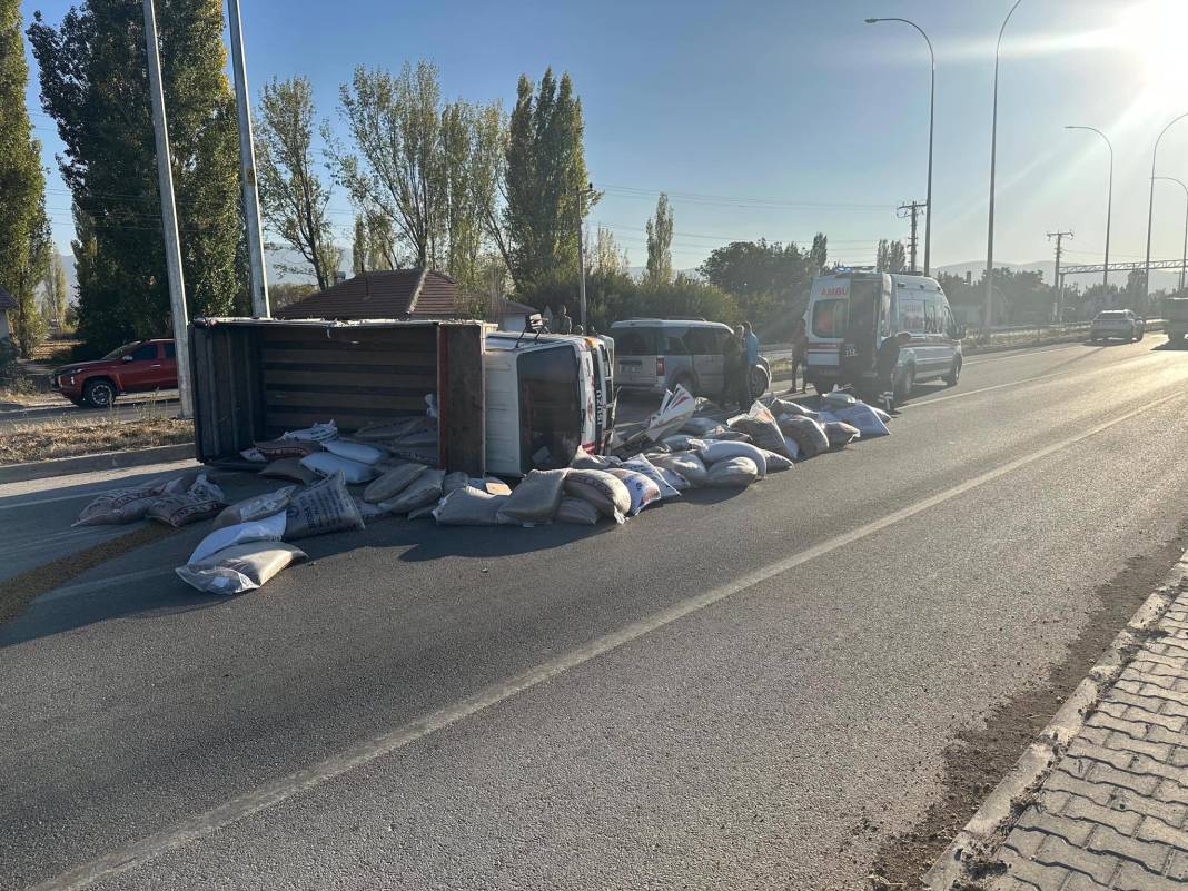 Konya’da yem yüklü kamyonet ile hafif ticari araç çarpıştı! Yaralılar var 3